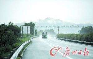　當(dāng)天事故發(fā)生的現(xiàn)場處于一個彎道，很多司機(jī)反映說來不及減速。
