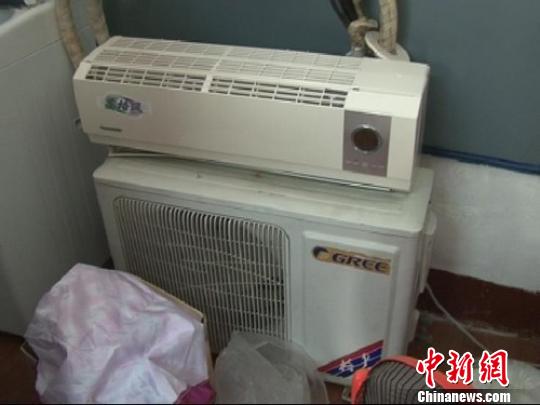 民警從嫌疑人家中搜到空調(diào)等生活用品。 拾冠之 攝