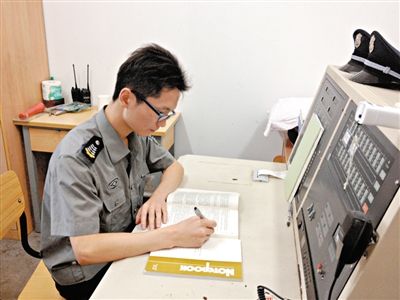 張團政在工作間隙復習準備司考。新京報記者 李雪瑩 攝