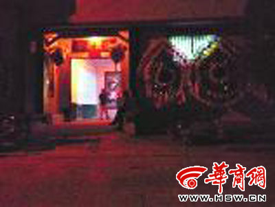 昨晚8時(shí)許，老人的大兒子的家正在辦喪事，屋外擺放著花圈 本報(bào)記者張超攝
