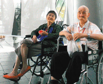 臺灣老夫妻“王爺爺”及“王奶奶”，雙雙失智，但兩人“即使遺忘了全世界，也不會忘了彼此”，片刻也不想分離，深厚情感令人感動。臺灣《聯(lián)合報》圖