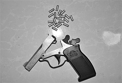 警方從搶劫嫌疑人處起獲的贓款和發(fā)令槍、子彈。警方供圖