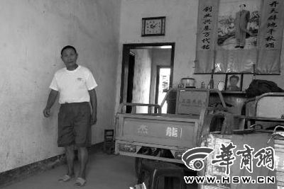8月16日，在家中接受監(jiān)外執(zhí)行4年刑期的汪衛(wèi)國(guó)（化名）剛剛送走家訪的法官。