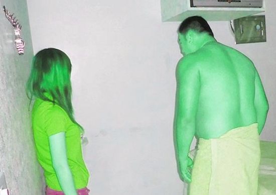 高雄黃姓男子(右)懷疑女友在“喇叭店”兼差，前往調(diào)查順便消費時被警方逮個正著。(圖／東森新聞)
