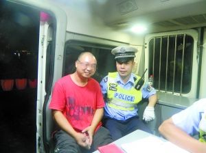冉強開心地接受了民警的處罰和教育。高新區(qū)交巡警支隊供圖