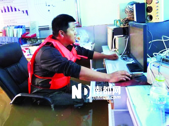 8月31日，黑龍江撫遠(yuǎn)氣象局人員在工作中，洪水已將椅座淹沒。圖片來源：中國氣象網(wǎng)