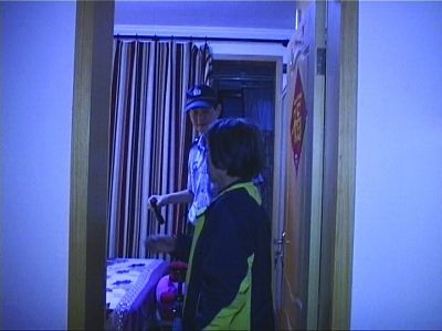 民警幫老人檢查沒發(fā)現(xiàn)有炸彈。