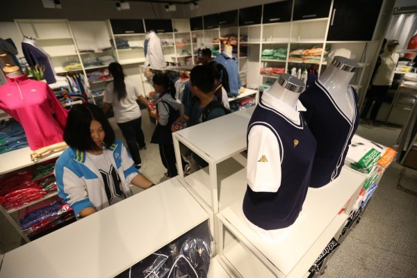 　9月12日，北京，十一學(xué)校在推出三大類、超過(guò)40款“最潮”校服，吸引學(xué)生搶購(gòu)。