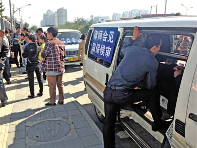 昨日，朝陽(yáng)區(qū)看守所門(mén)前有人排隊(duì)。大門(mén)外還停有多輛寫(xiě)有“律師會(huì)見(jiàn)”字樣的車(chē)。