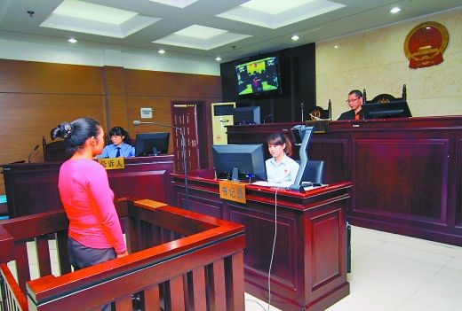    9月29日，萬(wàn)州區(qū)人民法院，被告王桂娟（化名）在庭審現(xiàn)場(chǎng)。 重慶晨報(bào)記者 胡杰 實(shí)習(xí)生 黃敬坤 攝