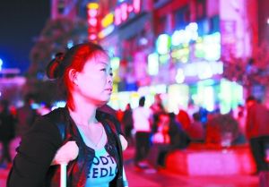 走在燈火闌珊的蘭州街頭，史女士迷茫無助。