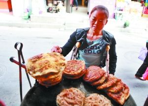 手頭拮據(jù)，每天只能吃一頓飯。