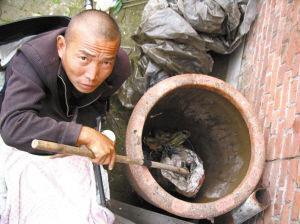 鄭艷良講述鋸腿經(jīng)過。本報記者 汪洋 攝