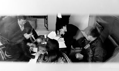 今天上午，喜隆多接待處內(nèi)，市場(chǎng)管理方與商戶核對(duì)租金和抵押金數(shù)目