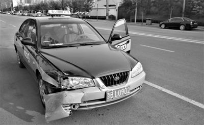 昨日，朝陽(yáng)區(qū)林萃路，因連撞“克隆”車，的哥劉師傅的車輛受損送修。新京報(bào)記者 黃月 攝