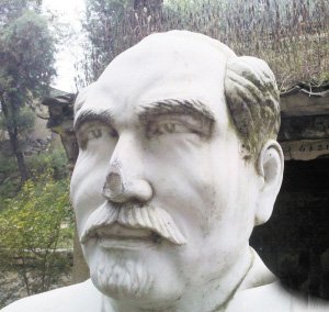 小廟前成了“塌塌鼻”的白求恩雕像。