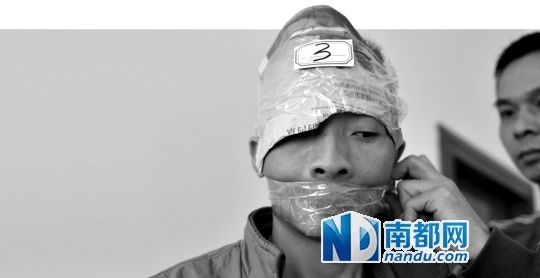 為了防止犯罪嫌疑人串供，民警用膠帶將犯罪嫌疑人的嘴封住。