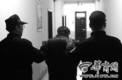 　昨日，西安市長(zhǎng)延堡派出所，砍傷醫(yī)生的插隊(duì)患者已被警方控制 本報(bào)記者 張喆 攝
