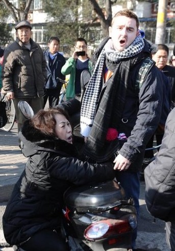 12月2日上午10時30分許，北京朝陽區(qū)一名女子在經(jīng)過騎車?yán)贤鈺r，雙方剮蹭后發(fā)生爭執(zhí)