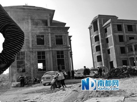 兩棟被舉報的違建樓下昨日一度聚集了超過百人，城管離開后逐漸散去。南都記者張志韜實習(xí)生宋超攝