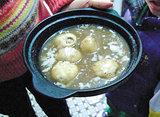 由于放置時(shí)間過久，鍋里的湯圓已經(jīng)非常大，湯圓皮上浮現(xiàn)很多白色物質(zhì)。