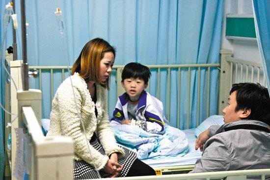 中毒學生在醫(yī)院接受治療 羊城晚報記者 宋金峪 攝