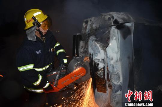 圖為消防人員破拆轎車，尋找4萬(wàn)元現(xiàn)金。嚴(yán)光濤 攝
