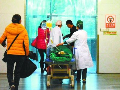 受傷女孩做完手術(shù)被送往重癥監(jiān)護(hù)室。記者楊濤 攝