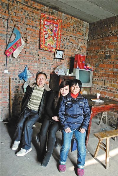 超生女謝先梅(中)、養(yǎng)父謝運才（左）、謝運才的嫂子唐富秀