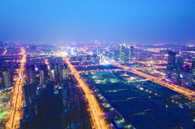 阮忠在青奧中心塔吊上拍攝的南京夜景。本版圖片由阮忠提供