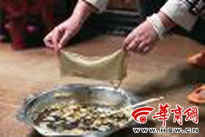 　　昨日，店方讓顧客觀看該火鍋制作時(shí)的監(jiān)控錄像本組圖片由本報(bào)記者黃利健攝