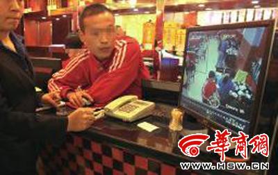 昨日，李女士展示從火鍋店抱回的火鍋，內(nèi)有濕巾