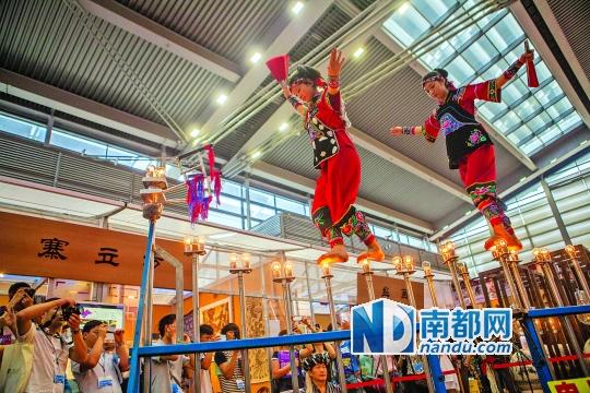 2號展館，苗族姑娘表演踩燈泡絕技《電光玫瑰》，赤腳踩上40瓦的燈泡并做出高難度動作。 南都記者 霍健斌 攝