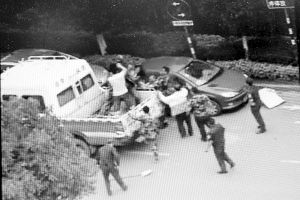 沖突現場，協(xié)管員揮拳打向女商販 視頻截圖