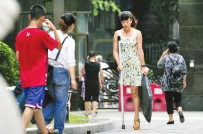 7月11日，阿依穿著高跟鞋在小區(qū)拿快遞。