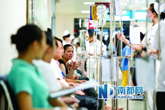 醫(yī)院走道坐滿了打吊針的員工。