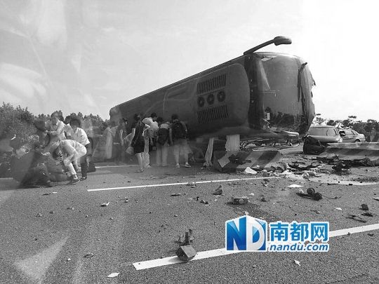 現(xiàn)場大客車側翻，玻璃碎落一地，車身卡在路邊水泥護欄上。 目擊者供圖