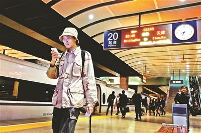 家住天津，在北京工作，呂先生每天乘坐京津城際列車上下班