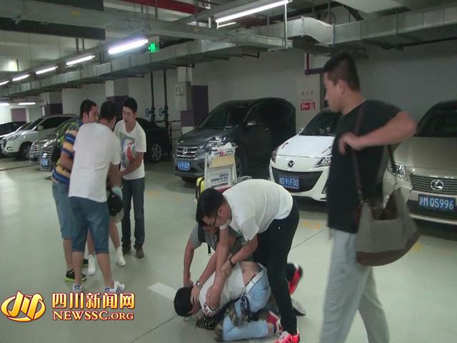 辦案人員在機(jī)場(chǎng)停車場(chǎng)抓獲胡某及其女友（警方視頻截圖）。