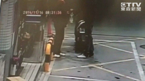 監(jiān)視器拍下男子騎車到加油站買由。圖自東森新聞