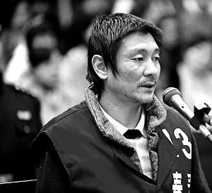 庭審時(shí)，鄭東稱自己想隨女兒一起去，請求法院判他死刑立即執(zhí)行