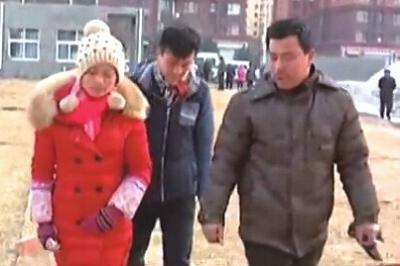 “失蹤”后又回家的越南新娘小吳(左)和家人到警方報(bào)案。視頻截圖