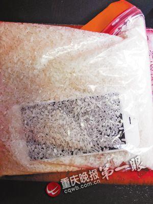 落水后，把手機放進大米里吸水