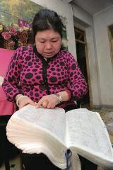 背單詞，是很多學(xué)生學(xué)習(xí)英語時(shí)最頭疼的事兒，而西安51歲大學(xué)英語老師李艷芝在兩年內(nèi)背完《英漢大詞典》22萬個(gè)英語詞匯，學(xué)生稱贊其為一本活的《英漢大詞典》；兒子自小患有自閉癥，生活不能自理，20年前又與丈夫離婚，面對(duì)生活的不幸，她秉承“你必須一直向前”的信念。