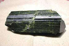 近日，商南縣奇石愛好者潘某在青山鎮(zhèn)鐵礦開采區(qū)發(fā)現(xiàn)一塊疑似綠簾石，有待相關專家和權威機構認定。