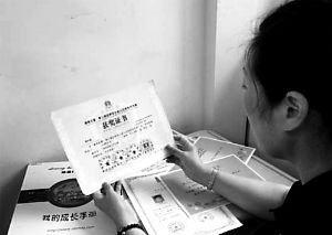 思念小寶的時(shí)候，李女士就一遍遍整理孩子留在家里的物品。