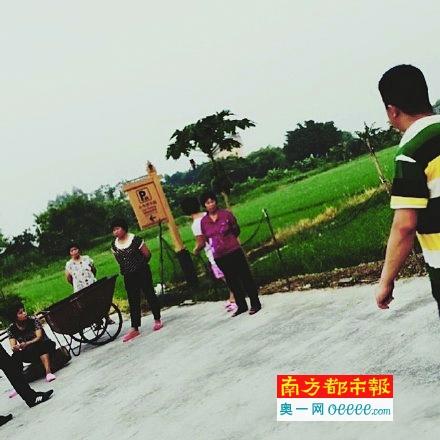 張敬軒微博發(fā)布拍戲遭村婦攔路索“買路錢(qián)”