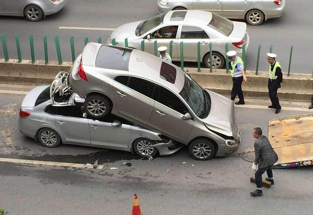 交警正在將兩車分開。