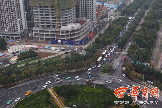 近日，不少通過(guò)陳楊寨轉(zhuǎn)盤的司機(jī)發(fā)現(xiàn)，4個(gè)方向的路口共新設(shè)了8個(gè)紅綠燈。