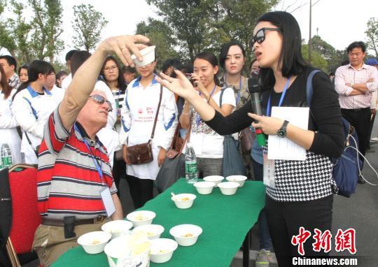 圖為外國(guó)友人品嘗揚(yáng)州炒飯。　崔佳明　攝